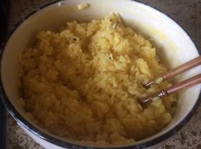 把散米饭，放入盆中；放入鸡蛋液，搅拌；让米饭都裹上金黄的蛋液；