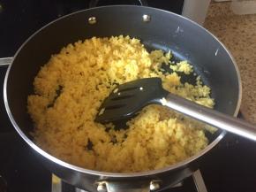 热锅，放入少许油，把搅拌好的鸡蛋米饭，倒入锅中；