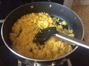 热锅，放入少许油，把搅拌好的鸡蛋米饭，倒入锅中；