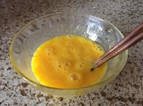 鸡蛋，打散；出泡；