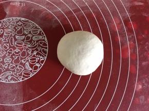 包上红色面团，收口捏紧。