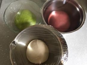 发酵好的面团。夏天气温高，室温40分钟左右即可发酵完成。