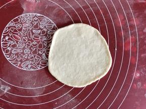 取一个白色面团擀开。