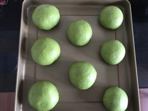 依次包好8份，放进烤盘，放入烤箱进行二次发酵，烤箱不用通电，放一盘热水即可