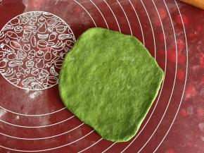 取一个绿色面团擀开