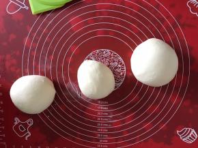 将面团按6（红色）：4（白色）：5（绿色）的比例分为3份，最大的面团加入红曲粉揉匀，其次的面团加入抹茶粉揉至均匀。