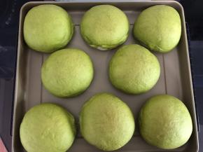 烤盘放进预热好的烤箱，180度烤20分钟左右。烤5分钟后加盖锡纸，防止上色。
面包出炉后室温放凉。