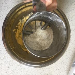 低筋面粉和粘米粉混合均匀，过筛加入到打发好的黄油内