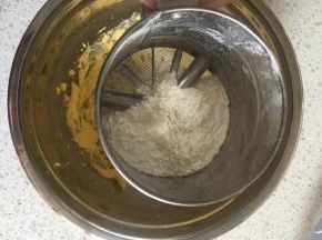 低筋面粉和粘米粉混合均匀，过筛加入到打发好的黄油内