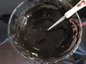 热水加可可粉混合均匀，加入一点竹炭粉调成深色