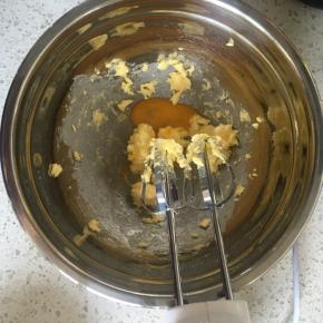 加入蛋黄液，继续打发