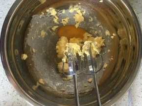 加入蛋黄液，继续打发