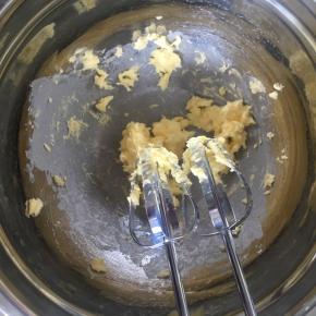 黄油软化后，用电动打蛋器打发至浅色变浅