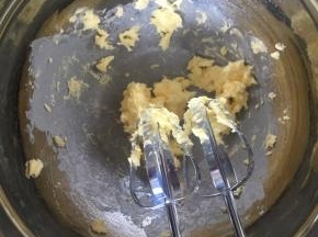 黄油软化后，用电动打蛋器打发至浅色变浅