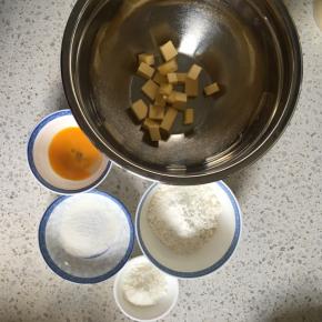 准备好食材，黄油切丁室温软化，鸡蛋打开取蛋黄