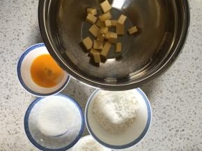 准备好食材，黄油切丁室温软化，鸡蛋打开取蛋黄