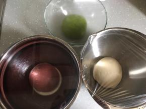 放入干净盆里盖上保鲜膜，放置温暖处发酵至两倍大。