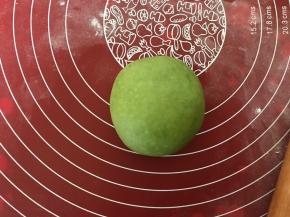 将第11步的面团包入。注意收口的位置保持一致，捏紧封口。