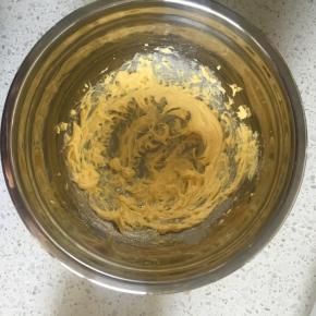 打发至黄油蓬松，呈羽毛状