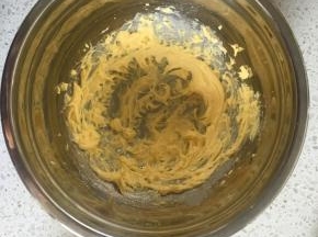 打发至黄油蓬松，呈羽毛状