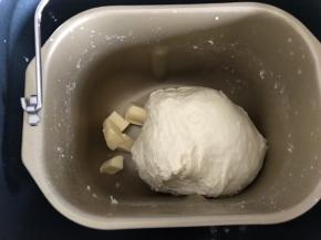 一个揉面程序结束后加入黄油，继续一个揉面程序。