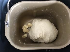 一个揉面程序结束后加入黄油，继续一个揉面程序。