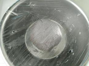 揉成光滑面团，盖上保鲜膜。