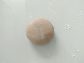 取部分白面团加，入适量可可粉。