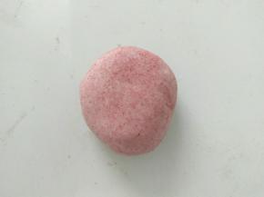 取部分白面团，加入适量红曲米粉。