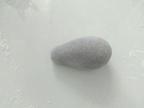 取紫米面，搓成一头尖的水滴状。