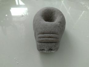 压出鼻子，并在顶部摁一个窝窝。