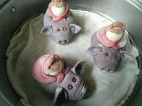 冷水上锅蒸，开中小火。熟后用食用色素笔画表情。