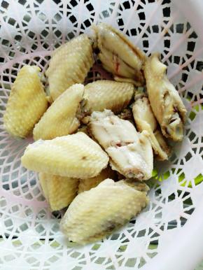 鸡翅洗净用水焯过，沥干