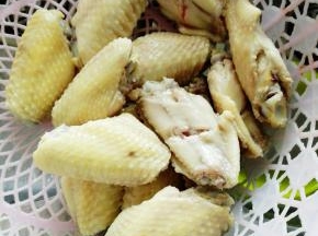 鸡翅洗净用水焯过，沥干