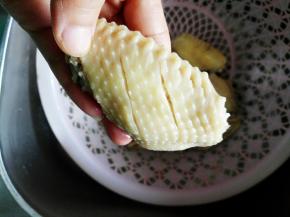 在鸡翅背部划上两刀