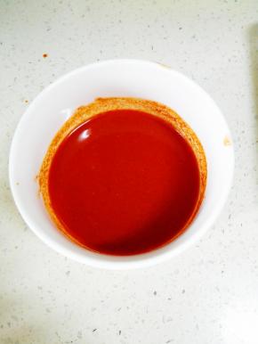 新奥尔良烤翅料加入水，搅拌均匀