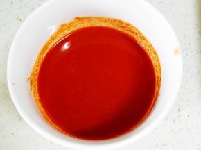 新奥尔良烤翅料加入水，搅拌均匀