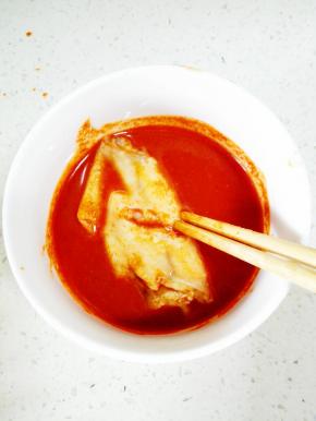 放入一个鸡翅稍微浸泡下，取出