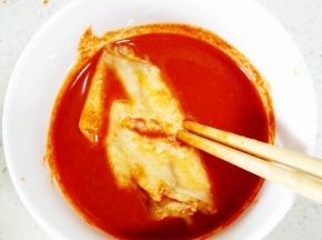 放入一个鸡翅稍微浸泡下，取出