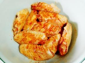 依次全部做完，盖上保鲜膜，静置3小时以上，期间每隔1小时翻拌一次