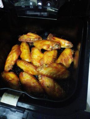 放入预热好的空气炸锅中炸锅200度，22分钟
烤至一半时，取出翻面刷一层料汁，继续烤