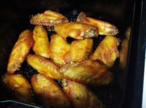 放入预热好的空气炸锅中炸锅200度，22分钟
烤至一半时，取出翻面刷一层料汁，继续烤