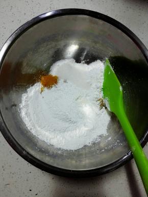 南瓜泥中加入糯米粉，玉米淀粉，细砂糖