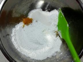 南瓜泥中加入糯米粉，玉米淀粉，细砂糖