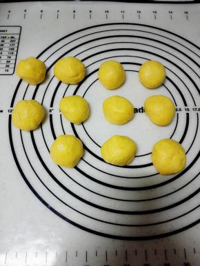 将面团分成10-11个小圆球
