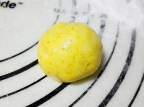 将馅包裹住，封口，揉圆，稍微压扁