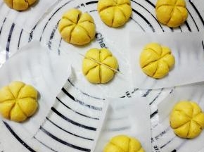 表面用牙签压出三道线，侧边也用牙签压一下（力度大些，以免蒸好后纹路变淡）