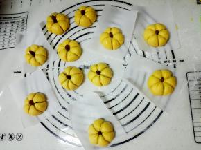 用小的葡萄干做了南瓜柄