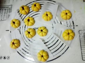 用小的葡萄干做了南瓜柄