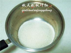 砂糖倒入不锈钢锅中。